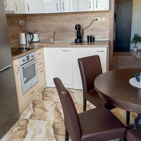Апартамент Centre Apartment, Metro, Netflix And Wi-fi